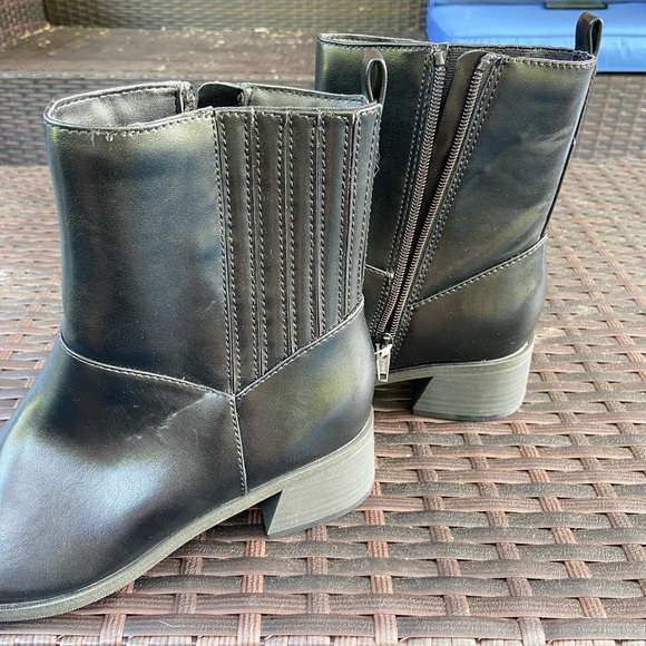 NWT Universal Thread Ashley Low Block Ankle Heeled Booties - Picture 5 of 5